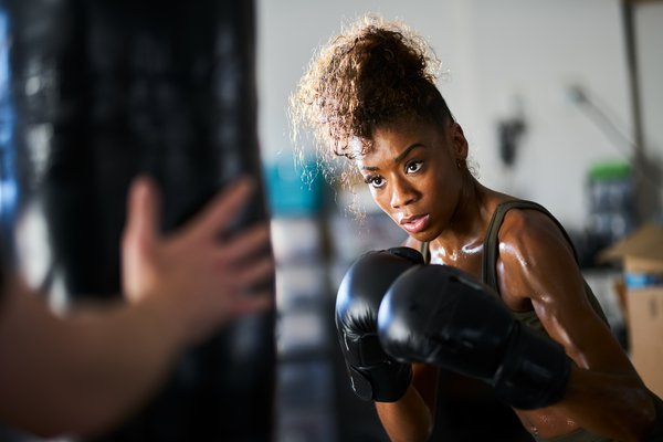 Boxe féminine : découvrez les bienfaits et les techniques essentielles