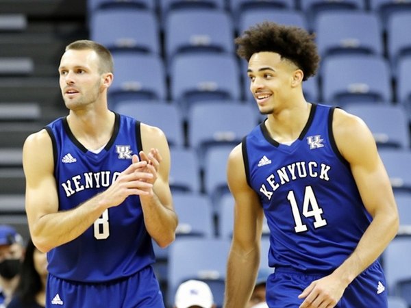 Quels sont les exercices de renforcement musculaire pour améliorer la stabilité des épaules en basket?