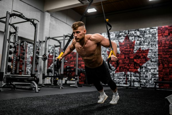 Quels exercices de musculation peuvent aider à améliorer la flexibilité des épaules chez les pratiquants de natation synchronisée?